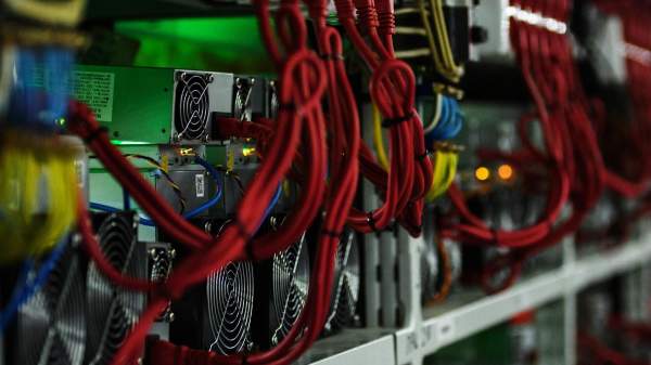 Read more about the article В Ленинградской области нелегальные майнеры похитили электроэнергию на миллиард рублей