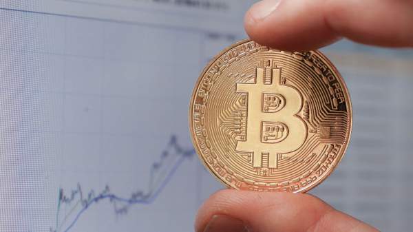 Read more about the article Стоимость биткоина впервые с 5 ноября 2024 года опустилась ниже 69 тысяч долларов